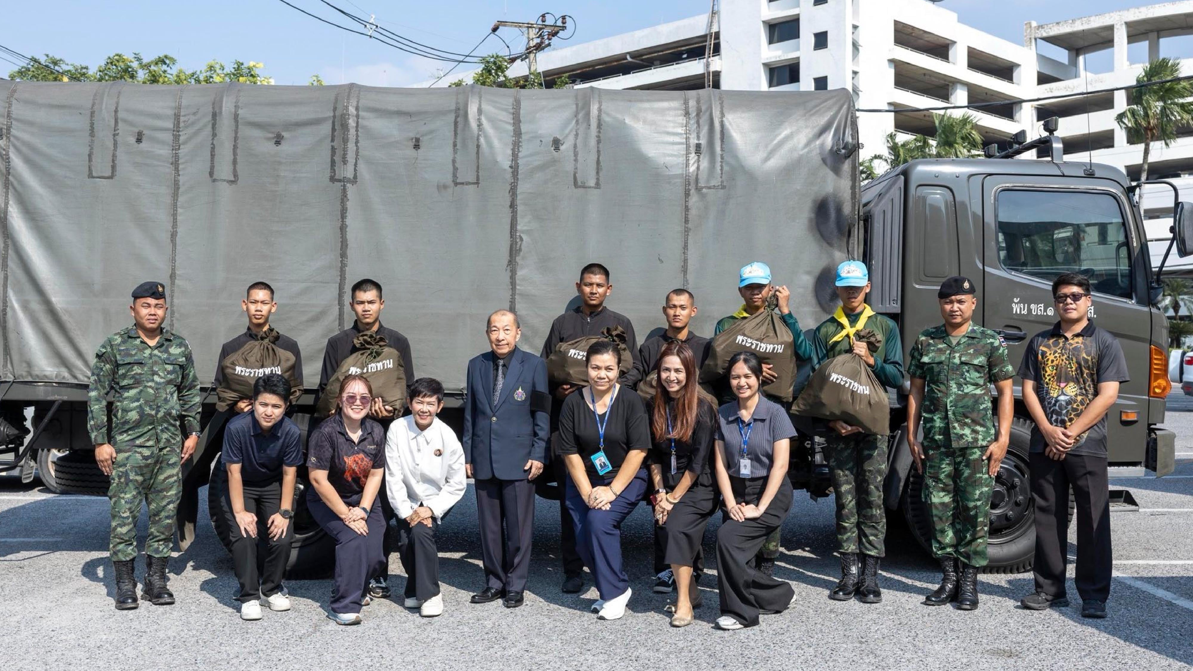 คณะผู้บริหารและบุคลากรราชวิทยาลัยจุฬาภรณ์ ร่วมปฏิบัติภารกิจจิตอาสาบรรจุถุงยังชีพ