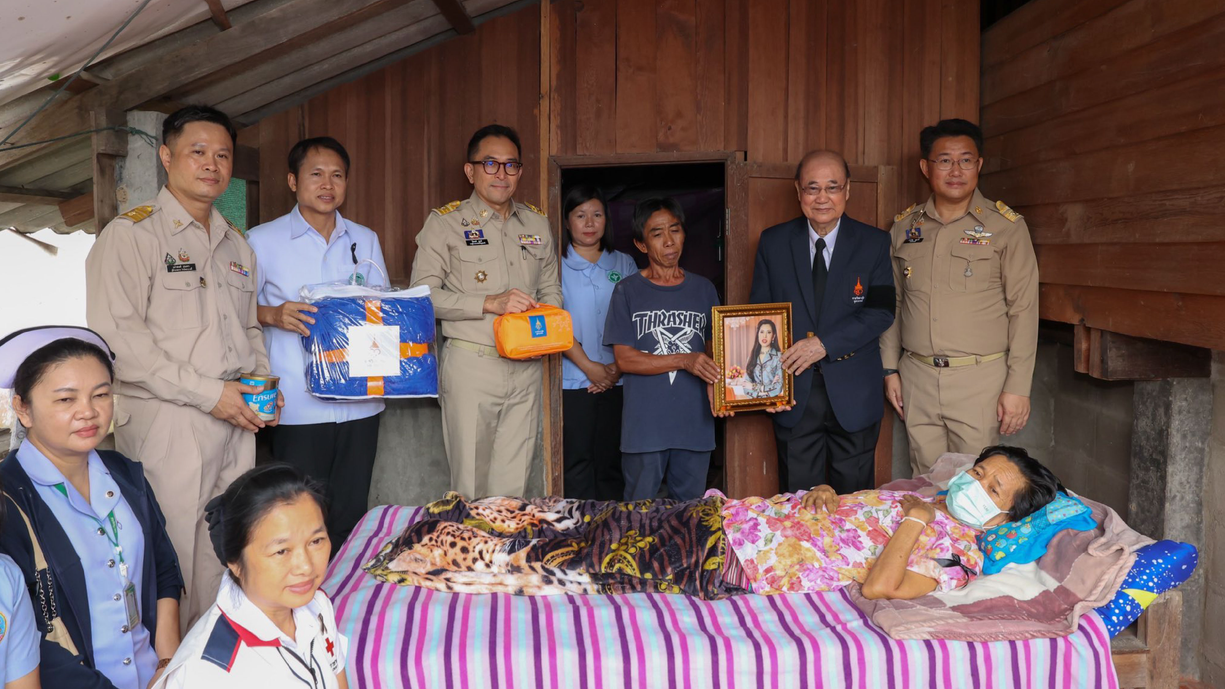 โรงพยาบาลจุฬาภรณ์ออกให้บริการตรวจสุขภาพ ผ้าห่มกันหนาวและกระเป๋ายาพระราชทาน