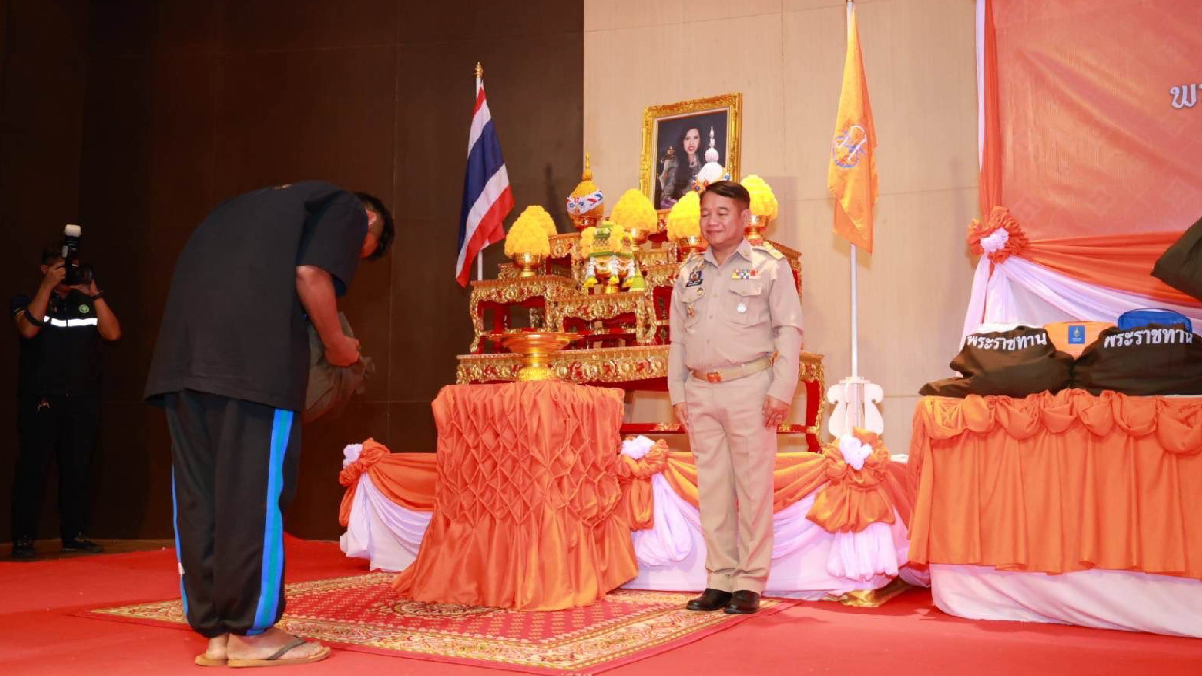 พระราชทานถุงยังชีพช่วยผู้ประสบภัยชายแดนไทย–กัมพูชา ณ จังหวัดสุรินทร์