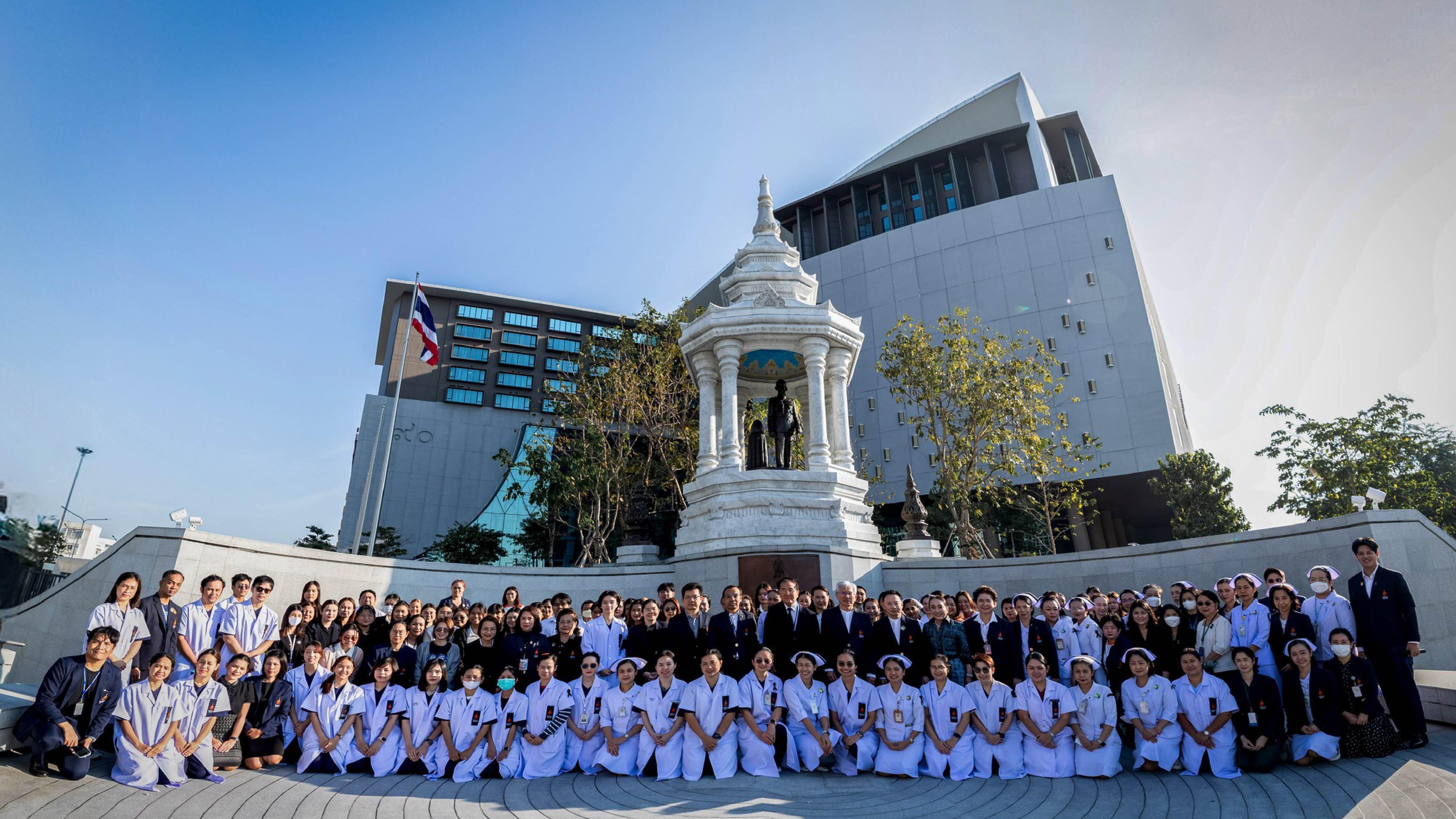 ถวายราชสักการะพระบรมราชานุสาวรีย์พระบาทสมเด็จพระบรมชนกาธิเบศร