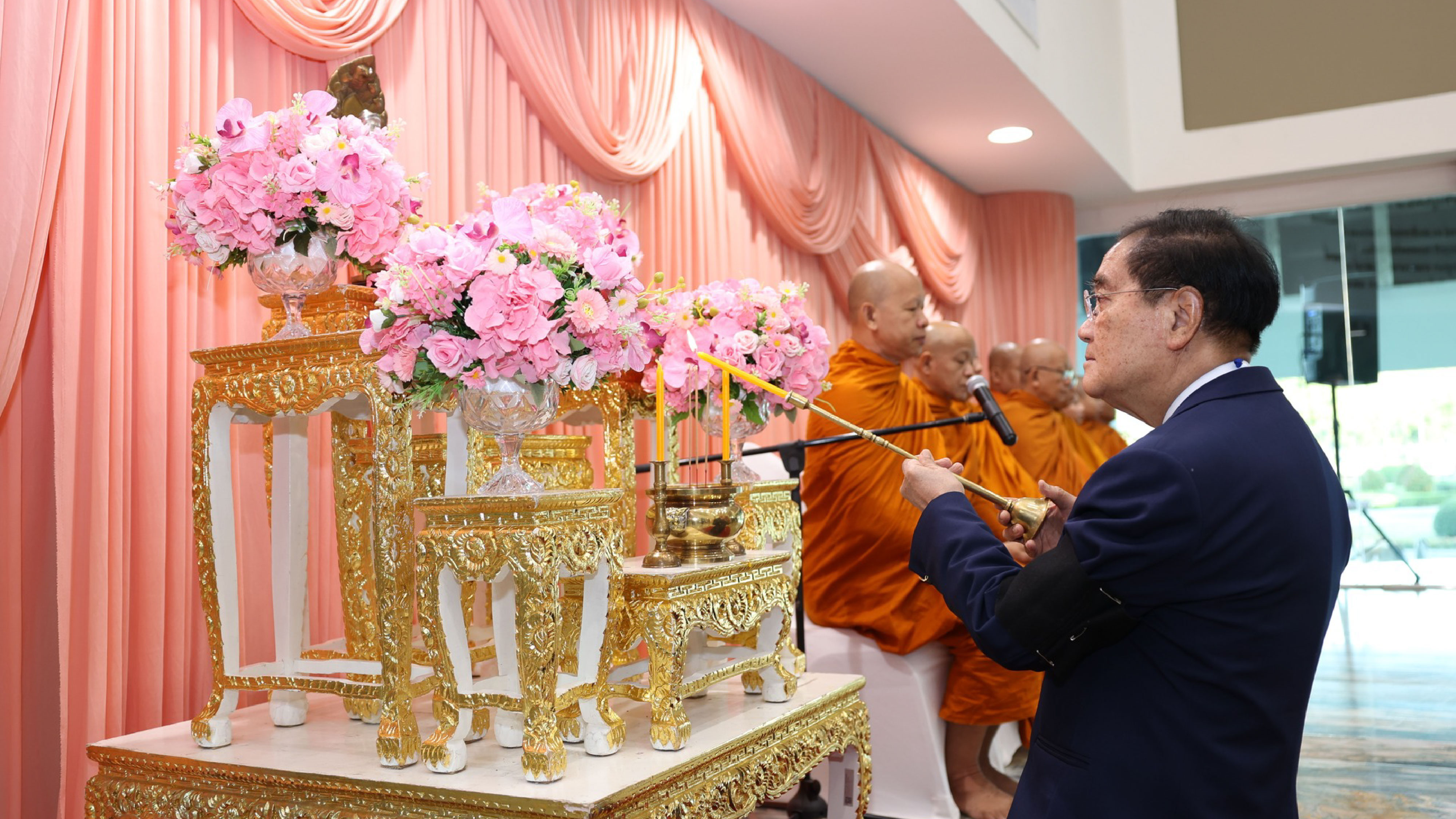 จัดพิธีทำบุญตักบาตร เนื่องในโอกาสวันขึ้นปีใหม่ พุทธศักราช ๒๕๖๙