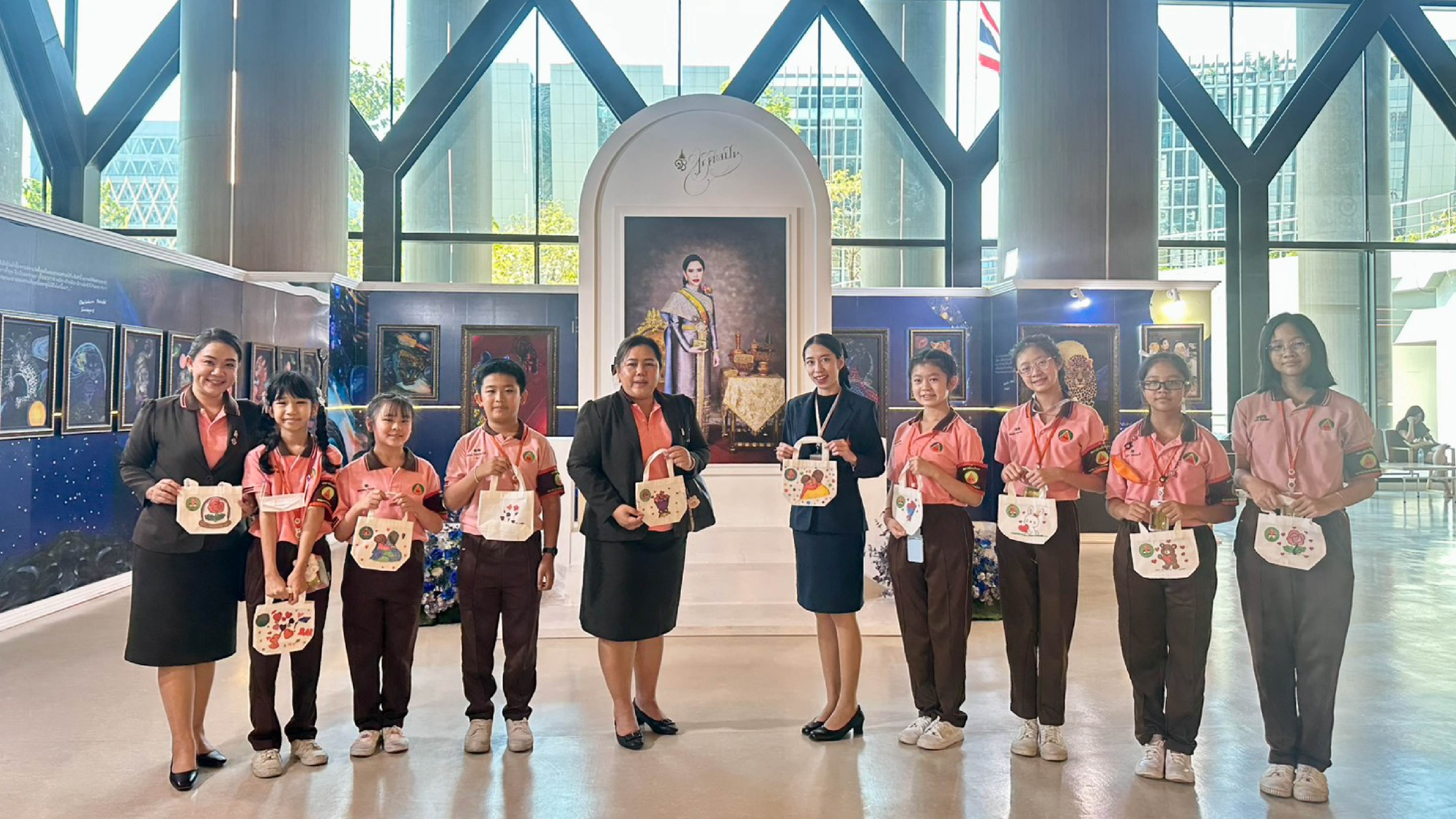 โรงเรียนเตรียมสาธิตศึกษา เขตบางบอน มอบถุงผ้าใส่ยา จำนวน ๑๖๔ ใบ