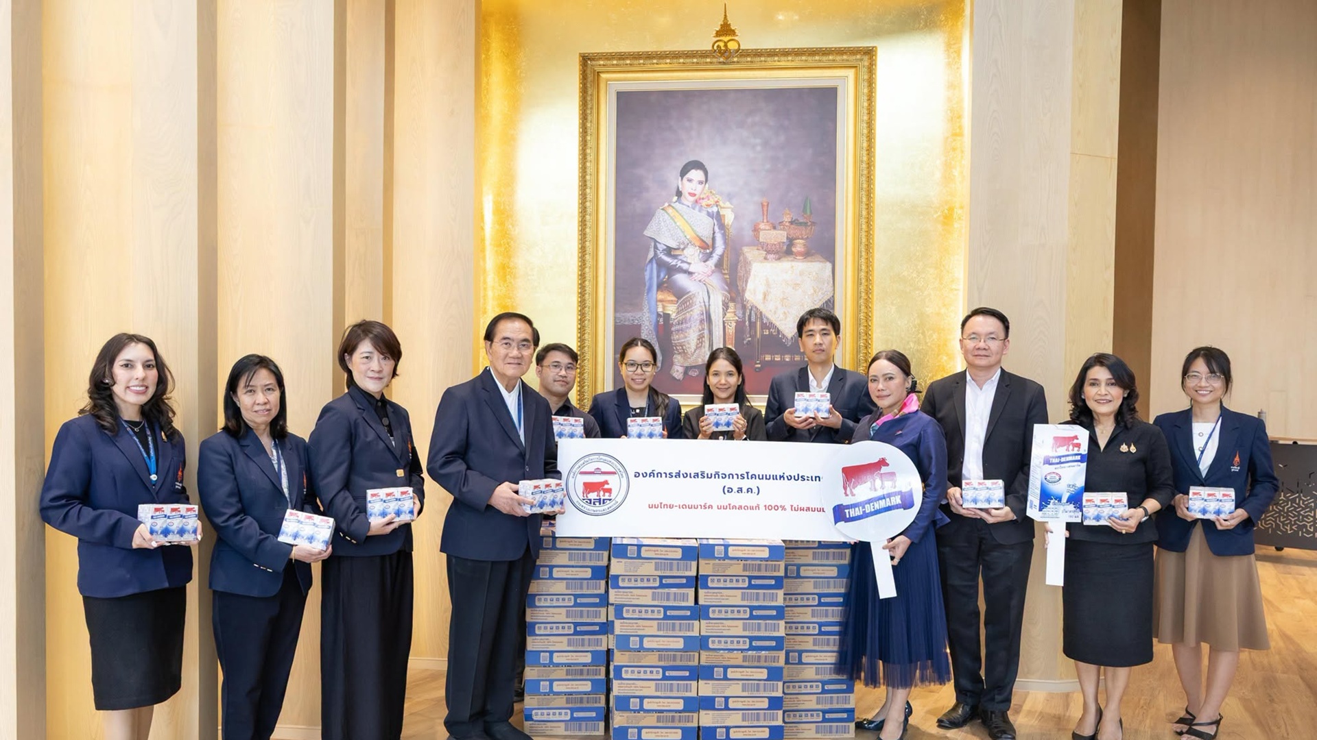 รับมอบผลิตภัณฑ์นมสดพร้อมดื่ม จำนวน ๑,๐๐๐ ลัง เพื่อนำไปกระจายช่วยเหลือแก่บุคลากร 