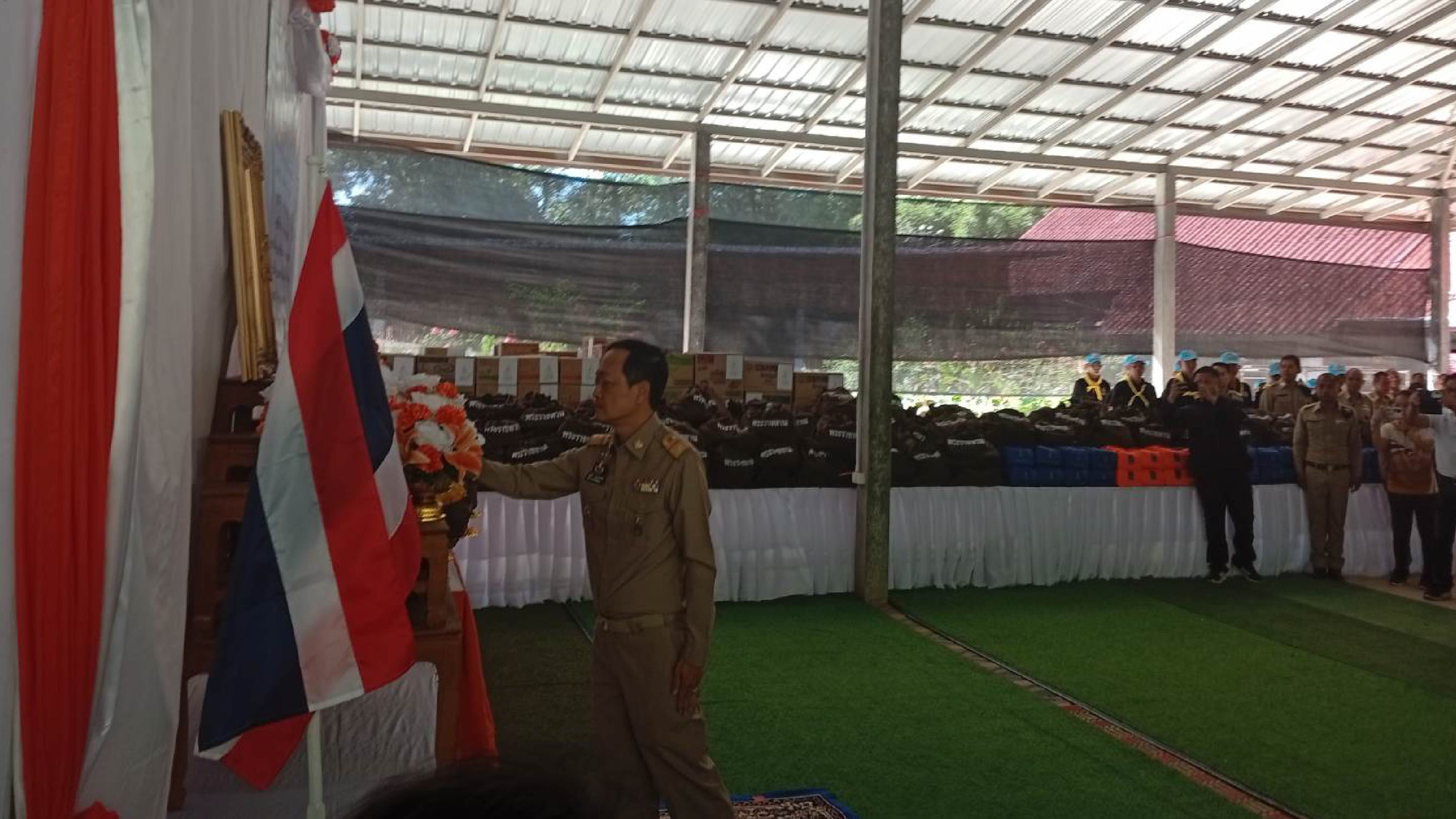 เชิญถุงยังชีพพระราชทานมอบให้แก่ประชาชนในพื้นที่จังหวัดศรีสะเกษ