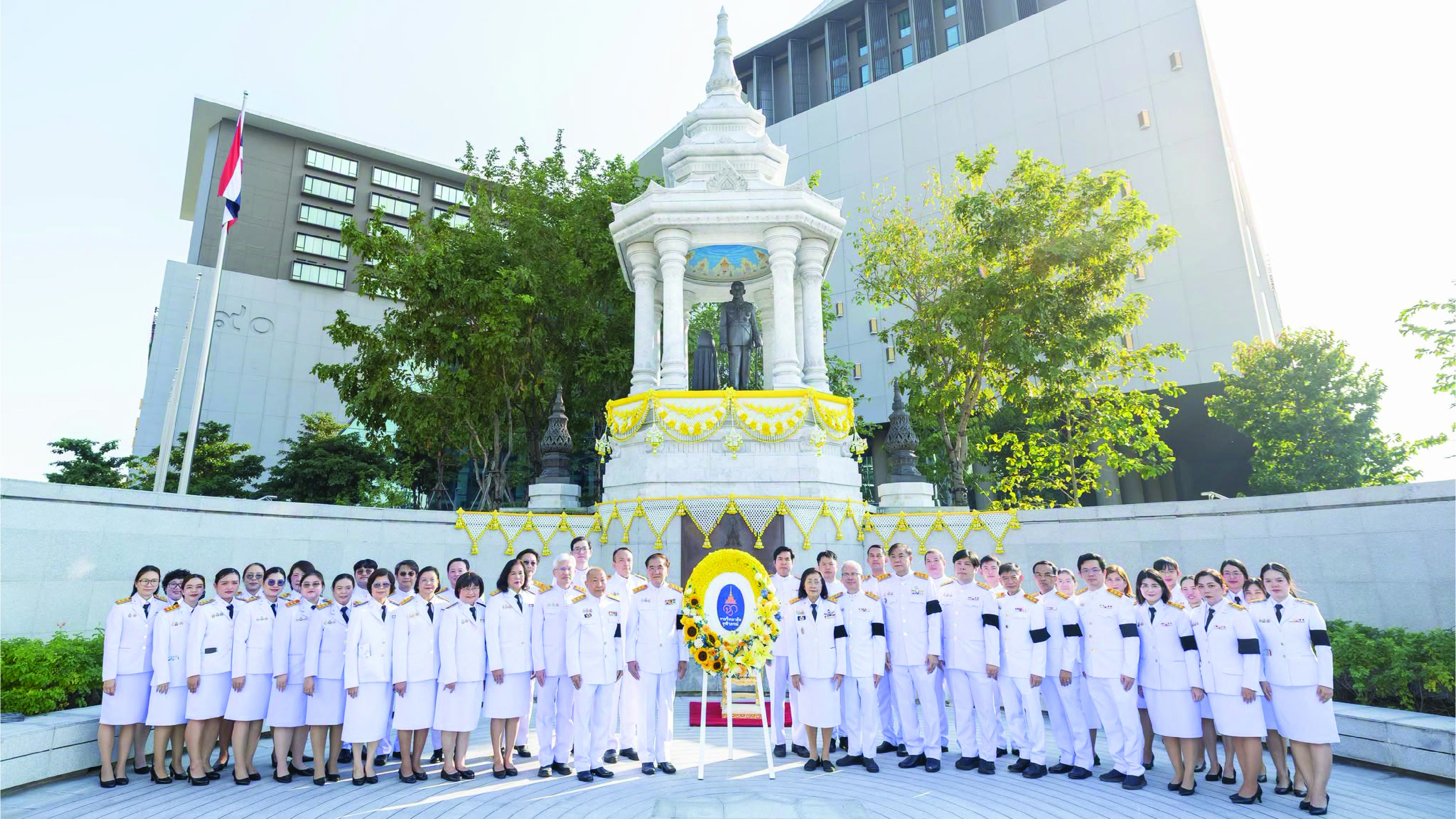 พิธีสวดพระพุทธมนต์ถวายพระราชกุศลและวางพวงมาลา เนื่องในวันนวมินทรมหาราช
