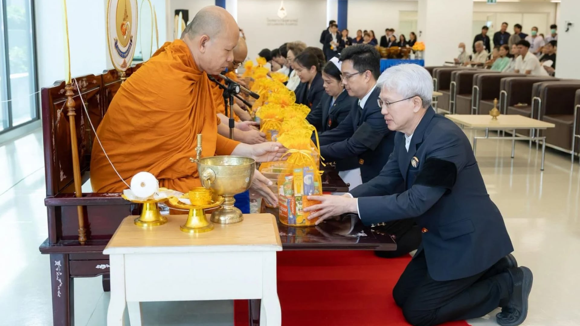 กิจกรรมทำบุญตักบาตร ถวายเป็นพระกุศล เนื่องในโอกาสวันคล้ายวันประสูติ 