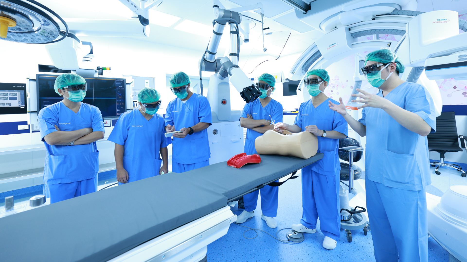 เปิดห้องผ่าตัดไฮบริดต้อนรับคณะศัลยแพทย์ระบบประสาท จาก University Medical Center